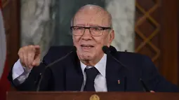 File foto ketika Presiden Tunisia Beji Caid Essebsi memberikan konferensi pers mengenai perombakan kabinet pada 8 November 2018 di Istana Carthage dekat ibu kota Tunis. Presiden tertua di dunia ini meninggal dunia di usia 92 tahun pada Kamis (25/7/2019). (FETHI BELAID/AFP)