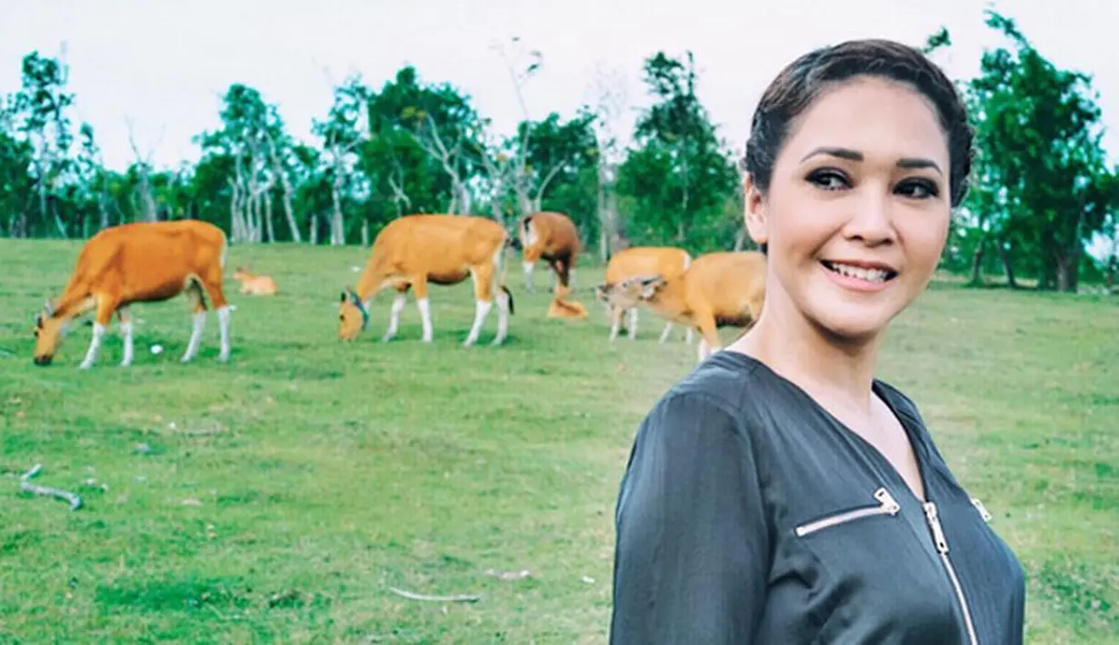 Maia tidak hanya membagikan foto berlatar kerbau, tapi juga foto berlatar pemandangan alam yang hijau. Beberapa ekor sapi sedang makan rumput. "Saya si gembala sapi...😄😄 Yeehhhaaawwww...(Angon sapi)," tulis Maia Estianty. (Instagram/maiaestiantyreal)