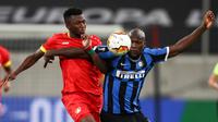 Penyerang Inter Milan, Romelu Lukaku, berebut bola dengan bek Bayer Leverkusen, Edmond Tapsoba, pada perempat final Liga Europa 2019/2020 di Merkur Spiel-Arena, Jerman, Selasa (11/8/2020) dini hari WIB. Inter Milan menang 2-1 atas Bayer Leverkusen. (AFP/Dean Mouhtaropoulos/pool)