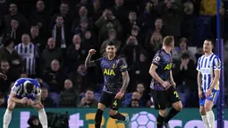 Bek Tottenham, Cristian Romero, berselebrasi usai mencetak gol ke gawang Brighton pada pertandingan lanjutan Liga Inggris di stadion Falmer di Brighton, Inggris, Kamis (17/3/2022). Kemenangan ini tak mengubah posisi Tottenham Hotspur di tempat ketujuh klasemen Liga Inggris. (AP Photo/Matt Dunham)