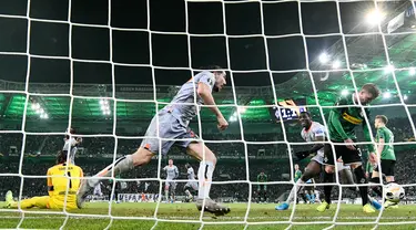 Pemain Istanbul Basaksehir Enzo Crivelli mencetak gol ke gawang Borussia Moenchengladbach pada laga Grup J Liga Europa di Moenchengladbach, Jerman, Kamis (12/12/2019). Moenchengladbach gagal ke fase gugur setelah kalah 1-2 dari Basaksehir. (AP Photo/Martin Meissner)