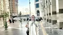 Tak sedikit netizen yang berharap Yuni Shara konsisten mengenakan hijab. Banyak yang mengakui kecantikan awet mudanya saat berhijab. (Liputan6.com/IG/@yunishara36).