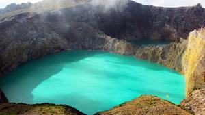 Muncul Retakan di Kawah Gunung Kelimutu Pascagempa NTT