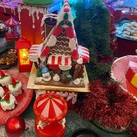 Natal adalah momen yang tepat untuk memberi, berterima kasih kepada orang lain dan menghabiskan waktu bersama orang-orang terkasih. Saat yang ideal untuk mempererat kembali ikatan keluarga dan membuat kenangan indah ialah saat momen perayaan ini. Shangri-La Jakarta akan dengan senang hati memanjakan para tamu dengan berbagai fasilitas, akomodasi, dengan pelayanan kelas satu. Ini adalah tempat yang sempurna untuk menghargai dan menikmati momen kebahagiaan khusus bagi Anda dan orang tersayang. /  Foto dok Shangri-La Jakarta.