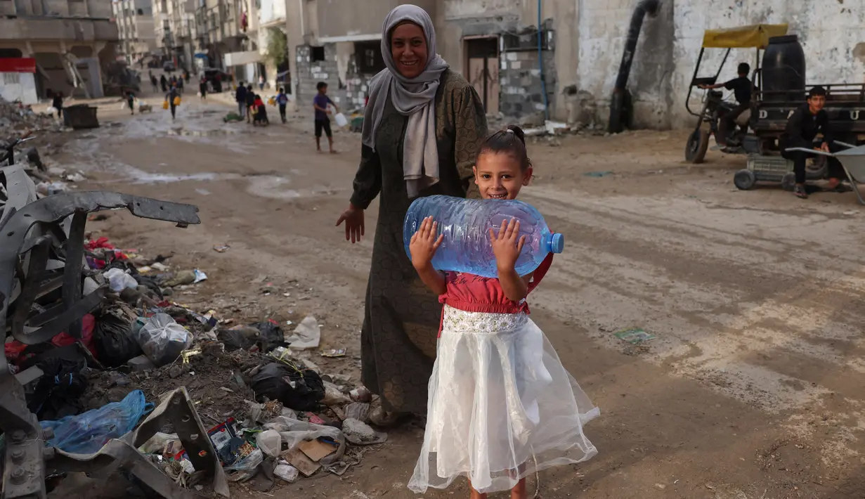 Khan Younis, kota terbesar di Gaza selatan, berada dalam krisis air semakin memburuk setelah Israel menghancurkan lebih dari 70 persen sumur di kota tersebut. (BASHAR TALEB/AFP)