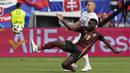 Gelandang Timnas Belgia, Oriel Mangala (depan) berusaha memotong bola umpan yang dilepaskan gelandang Timnas Slovakia, Stanislav Lobotka pada laga Grup E Euro 2024 di Waldstadion, Frankfurt, Jerman, Senin (17/6/2024). (AP Photo/Darko Vojinovic)