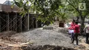 Penyidik Bareskrim Polri saat menyegel rumah yang diduga milik Indra Kesuma atau Indra Kenz di Cluster Narada Sutera Alam Sutera, Serpong Utara, Tangerang Selatan, Jumat (18/3/2022). Bareskrim terus mengejar aliran dana Indra Kenz dalam kasus investasi bodong dan penipuan. (Liputan6.com/JohanTallo)