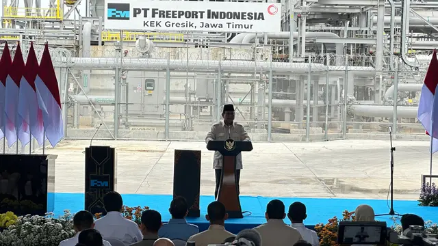 Presiden Prabowo Subianto saat meresmikan pabrik pemurnian logam mulia atau emas PT Freeport Indonesia di Gresik, Jawa Timur, Senin (17/3/2025). (Liputan6.com/Nanda Perdana Putra)
