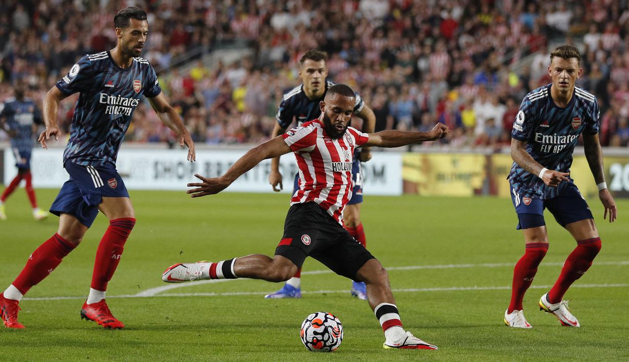Brentford semakin percaya diri dan menenakan tim tamu. Pada menit ke-30, Brayn Mbeumo (tengah) hampir menggandakan keunggulan setelah berhasil melewati Ben White dan tinggal berhadapan dengan Bernd Leno, namun upayanya masih melebar. Skor 1-0 bertahan hingga turun minum. (Foto: AFP/Adrian Dennis)