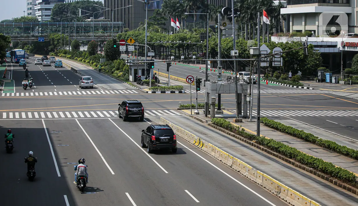 Suasana lalu lintas kawasan Jalan Thamrin, Jakarta, Selasa (22/9/2020). Kepala Dinas Perhubungan DKI Syafrin Liputo mengatakan selama sepekan PSBB Jakarta terjadi penurunan yang fluktuatif pada volume kendaraan masuk ke Ibu Kota mulai dari 5 persen hingga 19 persen.  (Liputan6.com/Faizal Fanani)