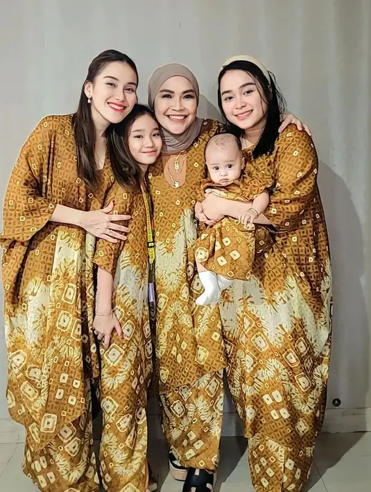 Baju Lebaran 2023 keluarga Ayu Ting Ting hari ke-3 degan set batik model kaftan. [Foto: @ayutingting92]