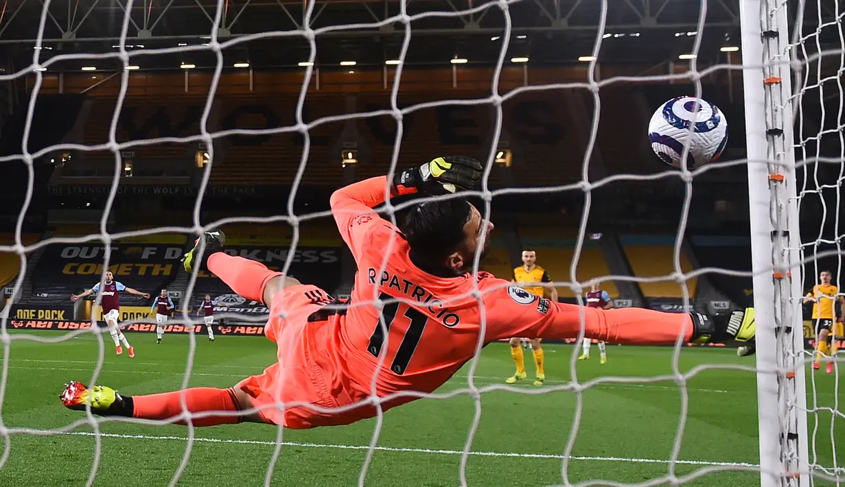 Kiper Wolverhampton Wanderers, Rui Patricio berhasil menghalau bola hasil tendangan gelandang West Ham United, Michail Antonio dalam laga lanjutan Liga Inggris 2020/2021 pekan ke-30 di Molineux Stadium, Senin (5/4/2021). Wolverhampton kalah 2-3 dari West Ham. (AFP/Laurence Griffiths/Pool)