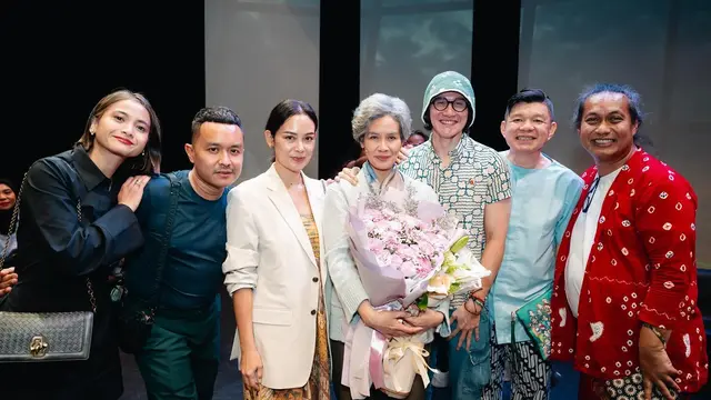 7 Potret Marsha Timothy Pentas Monolog, Bikin Panglin Pakai dengan Makeup Tua