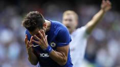 Ekspresi pemain Chelsea, Cesc Fabregas usai menerima kartu merah dari wasit saat melawan Burnley pada laga perdana Premier League di Stamford Bridge, (12/8/2017). Chelsea kalah 2-3. (AP/Kirsty Wigglesworth)