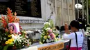 Sejumlah warga berdoa saat memperingati Tragedi Bom Bali I yang ke 14 di Monumen Ground Zero di Kuta, Bali, (12/10). Peristiwa tersebut diperingati oleh para kerabat korban dengan acara berdoa dan peletakan karangan bunga. (AFP Photo/ Sonny Tumbelaka)