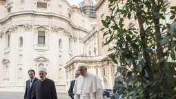 Paus Fransiskus berjalan bersama Imam Besar Masjid Al-Azhar, Ahmed al-Tayeb pada pertemuan pribadi di Vatikan, Selasa (7/11). April lalu, Paus Fransiskus menjadi Paus pertama yang mengunjungi markas Al-Tayeb di Mesir. (L'Osservatore Romano/Pool via AP)