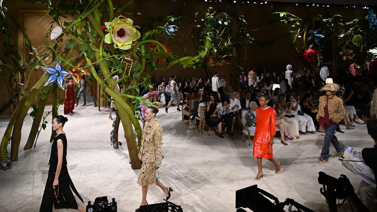 3 Tren Utama Paris Haute Couture 2026: Eksplorasi Tubuh dan Teknologi