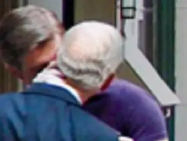Sebuah foto yang diduga Pangeran Charles sedang mencium pria muda menghebohkan dunia maya. (twitter.com/ AJ_amyjoydonut)