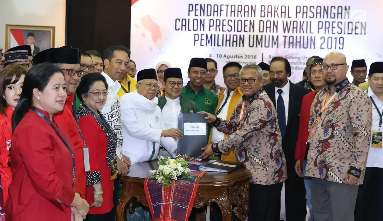 Bakal Calon Wakil Presiden, Ma'ruf Amin menyerahkan dokumen syarat pencalonan kepada Ketua KPU Arief Budiman di Jakarta, Jumat (10/8). Pasangan Jokowi-Ma'ruf Amin mendaftarkan diri sebagai capres-cawapres di Pilpres 2019 (Liputan6.com/Helmi Fithriansyah)