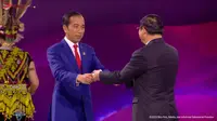 Presiden Jokowi menyerahkan tongkat estafet Keketuaan ASEAN 2024 kepada Perdana Menteri (PM) Laos Sonexay Siphandone. (Youtube Sekretariat Presiden)