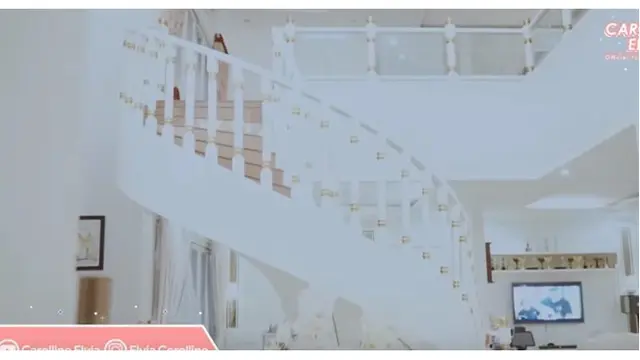 Tangga rumah Uya Kuya bernuansa putih dengan ditambah warna gold sedikit agar tidak terlalu klasik.