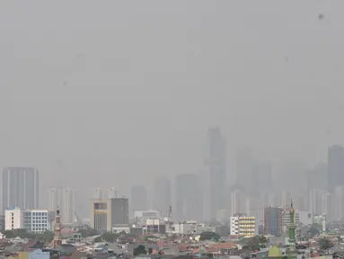 Pemandangan gedung-gedung pencakar langit dan permukiman warga saat tertutup polusi udara di Jakarta, Minggu (8/9/2019). Provinsi DKI Jakarta meraih peringkat ketiga dari 89 kota besar di dunia sebagai kota berkualitas udara terburuk berdasarkan parameter AirVisual. (merdeka.com/Iqbal S. Nugroho)