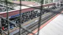 Umat Islam mendengarkan ceramah saat menunaikan salat Jumat di Stasiun Kampung Bandan, Jakarta, Jumat (7/5/2021). Sebagian jemaah menjadikan peron stasiun sebagai tempat salat dan sebagian lain berada di tangga serta jembatan penyeberangan. (merdeka.com/Iqbal S. Nugroho)