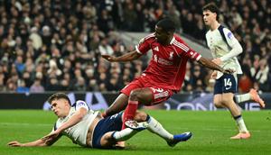 Striker Swedia Liverpool #09, Alexander Isak (C), mengalami cedera dalam duel dengan bek Belanda Tottenham Hotspur #37, Micky van de Ven, saat mencetak gol pembuka dalam pertandingan Liga nggris antara Tottenham Hotspur dan Liverpool di Stadion Tottenham Hotspur di London, pada 20 Desember 2025. (JUSTIN TALLIS/AFP)