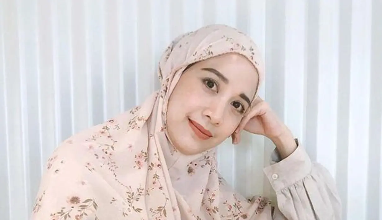 Aura menawan semakin terpancarkan dari paras Fanny Fabriana. Fanny semakin terlihat menawan dengan berhijab. Paras cantiknya selalu berhasil bikin terpesona para penggemarnya. (Liputan6.com/IG/fannyfabriana)