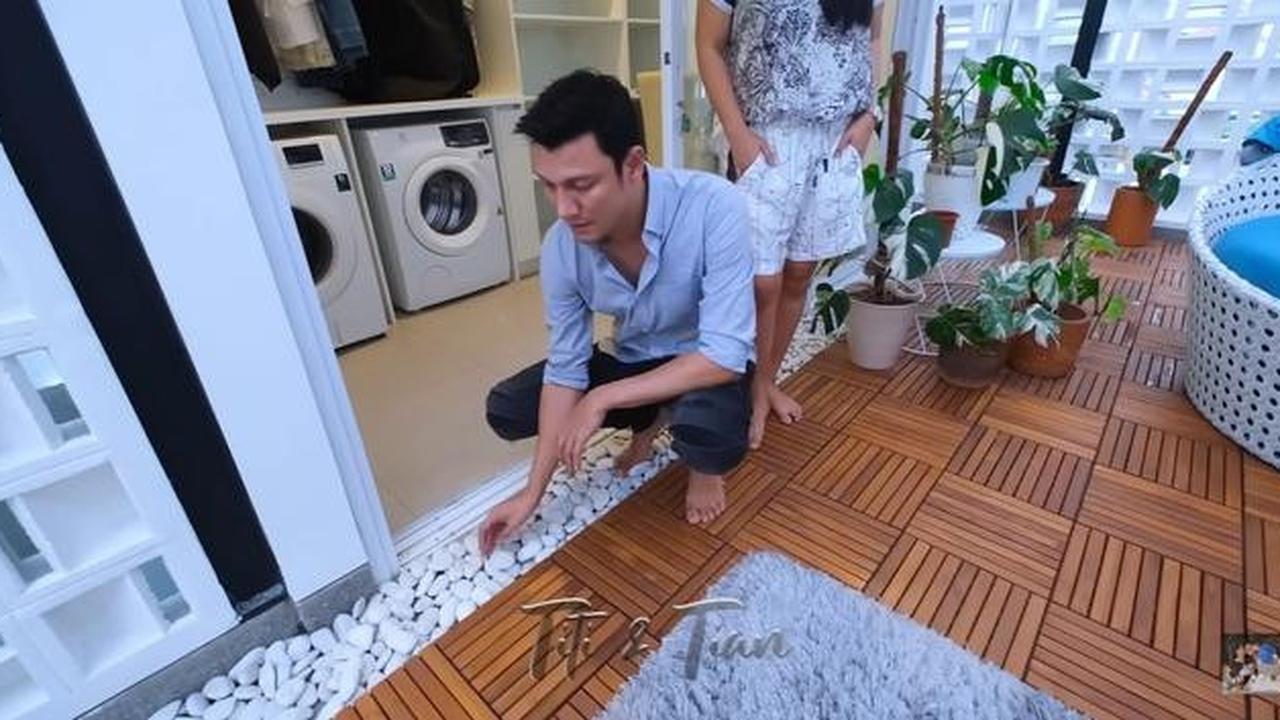 5 Potret Mushola Semi Outdoor dan Ruang Cuci di Rumah Titi Kamal, Minimalis Modern