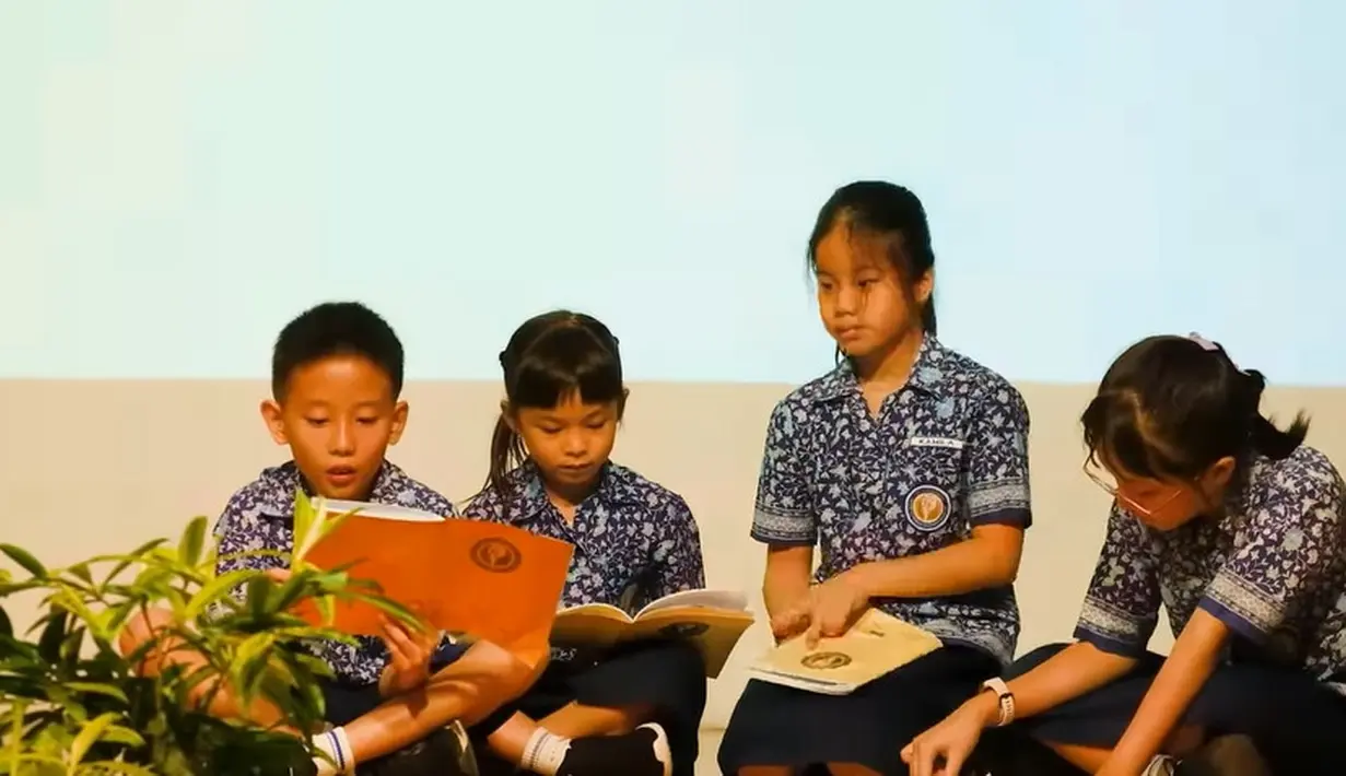 Melihat video yang diunggah, Nasthusa  tampak totalitas di atas panggung. Padahal, Nastusha yang genap 7 tahun pada 9 September mendatang baru sembuh dari saki. [Youtube/Alinskie Family]