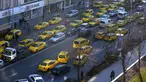 Taksi memblokir jalan utama di pusat kota Budapest, Hongaria, (18/1). Pengemudi taksi konvensional memprotes taksi online Uber yang beroperasi d Hongaria. (REUTERS / Laszlo Balogh)