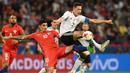 Duel pemain Jerman, Julian Draxler (kanan) dan pemain Chili, Pablo Hernandez pada laga grup B Piala Konfederasi 2017 di Kazan Arena Stadium, Kazan (22/6/2017). (AFP/Franck Fife)