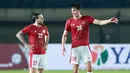 Pemain Timnas Indonesia, Elkan Baggot (kanan) berbincang dengan Mark Klok saat melawan Bangladesh pada laga uji coba FIFA Matchday antara Timnas Indonesia menghadapi Bangladesh di Stadion Si Jalak Harupat, Bandung, Rabu (1/6/2022) malam WIB. (Bola.com/M. Iqbal Ichsan)