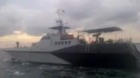 Salah satu kapal yang dikerahkan dalam pencarian korban kapal pengangkut TKI tenggelam di perairan Batam. (Liputan6.com/Ajang Nurdin)