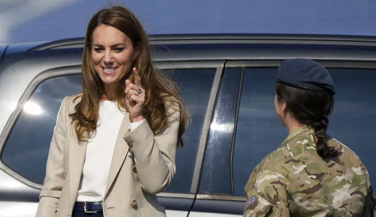 Duchess of Cambridge Kate Middleton bertemu dengan personel militer saat mengunjungi RAF Brize Norton di Oxfordshire, Inggris Rabu (15/9/2021). Sosok Kate Middleton yang disebut menghilang dua bulan akhirnya terlihat kembali di publik. (AP Photo/Frank Augstein)