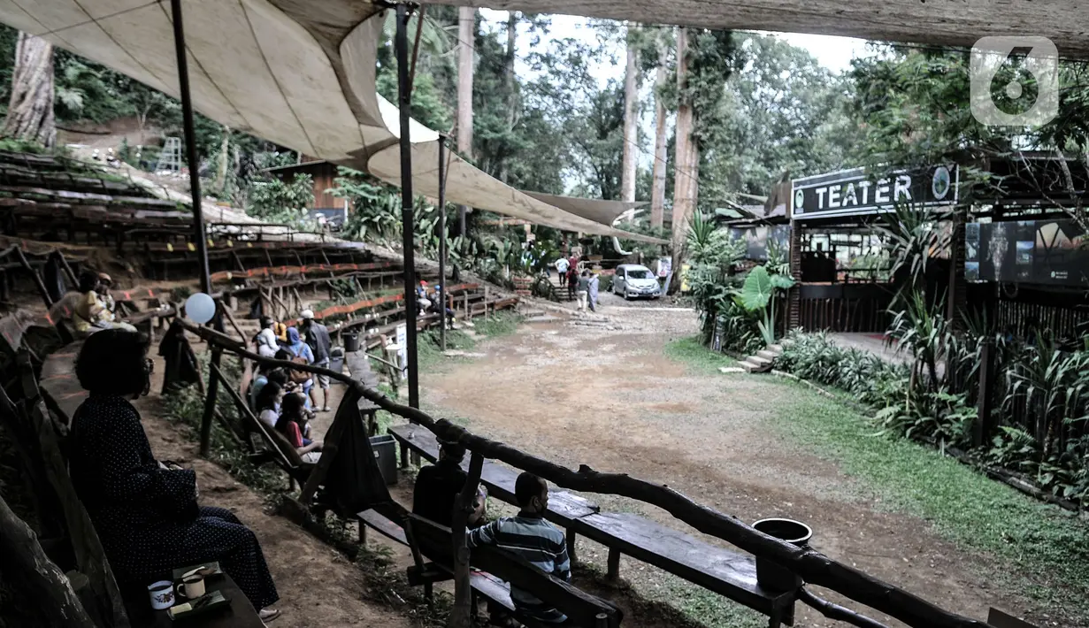 Sejumlah pengunjung duduk dengan berjaga jarak saat beristirahat untuk menuju Jembatan Gantung Situ Gunung Sukabumi, Jawa Barat, Minggu (20/9/2020).  (merdeka.com/Iqbal S. Nugroho)