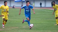Sutanto Tan (biru), beraksi dalam debutnya sebagai pemain baru PSIM melawan Persiba Balikpapan di Stadion Mandala Krida, Kamis (22/8/2019). (Bola.com/Vincentius Atmaja)