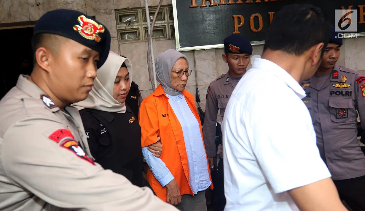 Tersangka Ratna Sarumpaet digiring petugas keluar ruang tahanan di Polda Metro Jaya, Jakarta, Rabu (10/10). Tersangka penyebar berita bohong atau hoax itu keluar tahanan untuk periksa kesehatan di Biddokkes. (Liputan6.com/Johan Tallo)