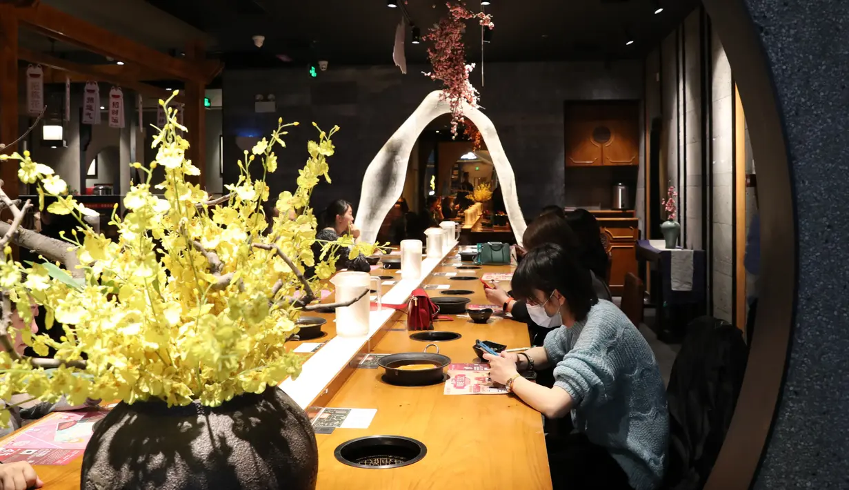 Pelanggan menyantap makanan di sebuah restoran di Lanzhou, Provinsi Gansu, 18 Maret 2020. Dalam beberapa hari terakhir, sejumlah restoran di kota itu kembali menyediakan layanan makan di tempat (dine-in) dengan menerapkan langkah-langkah pencegahan ketat guna memerangi COVID-19. (Xinhua/Du Zheyu)