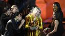 Bintang Lyon dan timnas Norwegia, Ada Hegerberg bersama rekan-rekannya merayakan penghargaan Ballon d'Or perempuan 2018 yang diraihnya di Paris, Senin (3/12). Ada Hegerberg terpilih menjadi pemenang edisi pertama Ballon d'Or perempuan. (FRANCK FIFE/AFP)