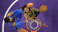 Pemain Lakers Brandon Ingram mencoba melakukan layup (AP)