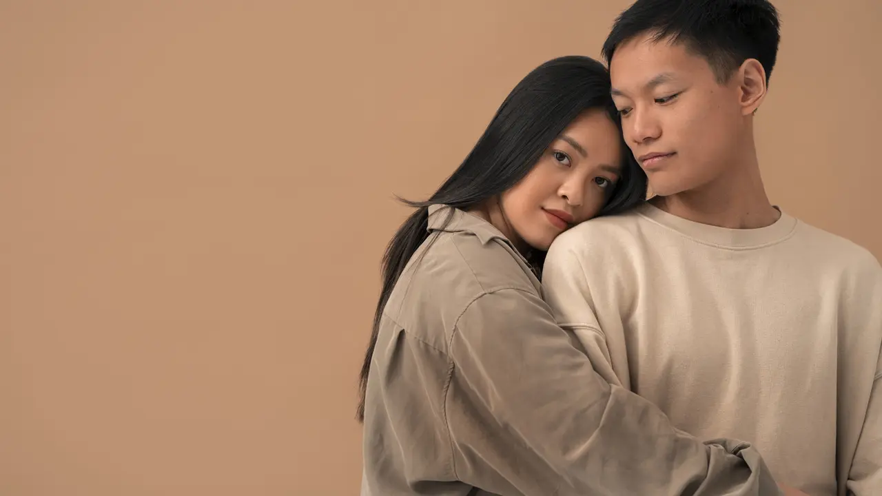 Seorang perempuan memeluk kekasihnya dari samping (Foto Dok: Freepik/freepik)