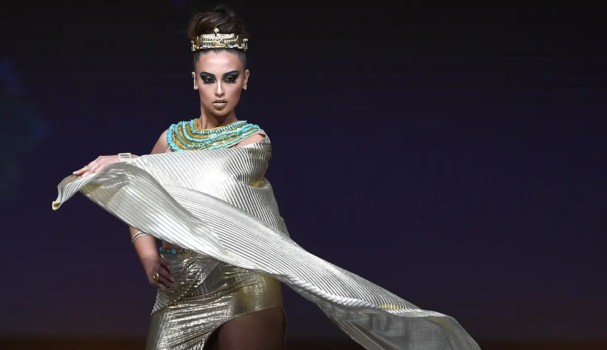 Miss Mesir, Nariman Khaled menampilkan kostum nasionalnya selama National Costume Show Miss Universe 2018 di Chonburi, Thailand, Senin (10/12). 94 wanita cantik se-dunia berlomba menjadi yang terbaik di ajang Miss Universe 2018. (Lillian SUWANRUMPHA/AFP)