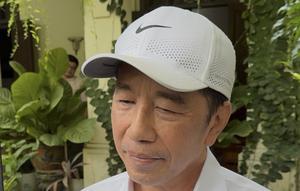 Presiden ke-7 RI Jokowi saat menjawab pertanyaan sejumlah wartawan di kediaman pribadinya, di Kota Solo, Jawa Tengah. (Liputan6/Fajar Abrori)