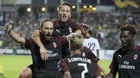 Para pemain AC Milan merayakan gol yang dicetak oleh Gonzalo Higuain ke gawang F91 Dudelange pada laga Liga Europa di StadionJosy Bathel, Letzebuerg, Kamis (20/9/2018). AC Milan menang 1-0 atas F91 Dudelange. (AP/Olivier Matthys)
