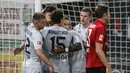 Pemain Bayer Leverkusen merayakan gol yang dicetak Kai Havertz ke gawang Freigurg pada laga pekan ke-29 Bundesliga 2019/20 di Schwarzwald-Stadion, Sabtu (30/5/2020) dini hari WIB. Leverkusen menang 1-0 atas Freiburg. (AFP/Ronald Wittek/pool)
