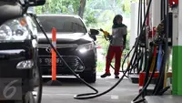 Petugas mengisi BBM pada sebuah mobil di salah satu SPBU, Jakarta, Selasa (1/3). Pertamina menurunkan harga bahan bakar minyak (BBM) umum Pertamax, Pertamax Plus, Pertamina Dex, dan Pertalite Rp 200 per liter. (Liputan6.com/Angga Yuniar)