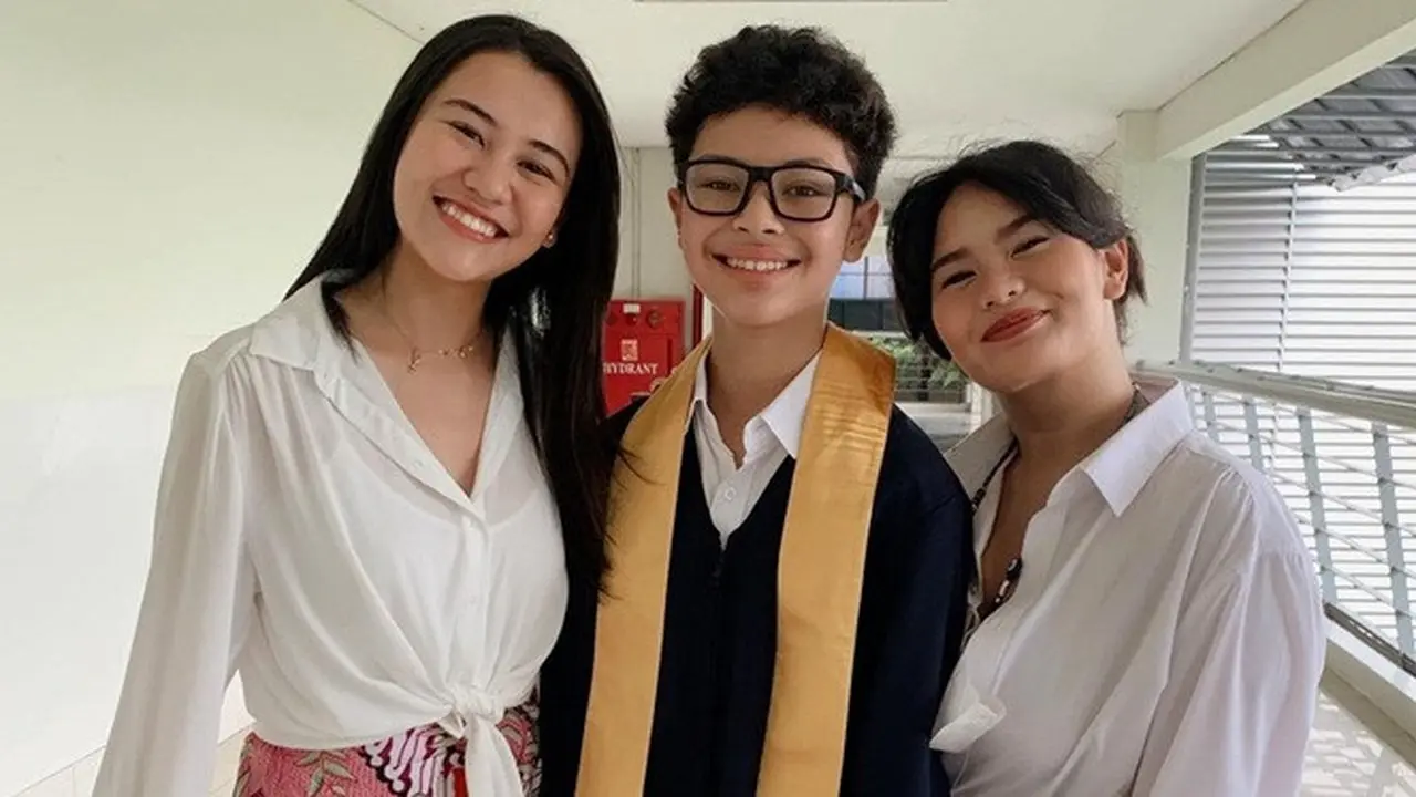 6 Potret Zahwa dan Aaliyah Massaid Dampingi Adik saat Wisuda, Penuh Kehangatan