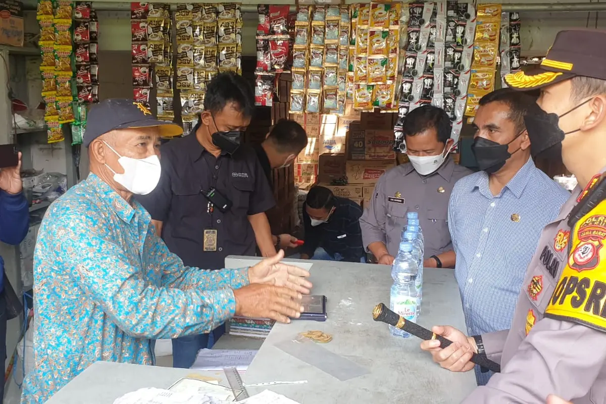 Kapolres Garut AKBP Wirdhanto Hadicaksono melakukan sidak kelangkaan minyak goreng di Pasar Lewo Malangbong Garut, Jawa Barat.